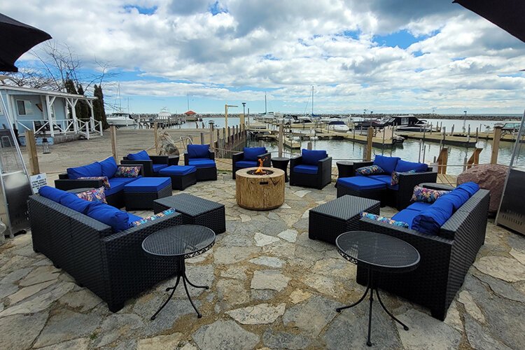 Dine right at the waterfront in Lexington at The Windjammer Bar & Grill.