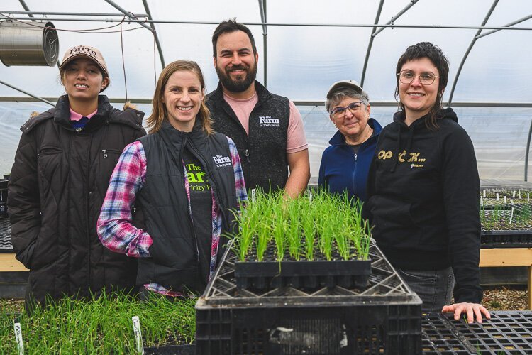 El personal de The Farm at Trinity Health, de izquierda a derecha: Rose Oliverio, Jae Gerhart, Will Jaquinde, Kay Wilson y Cat Jardin.