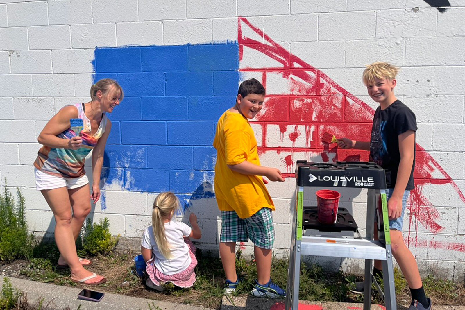 Kids working on a Youth Art Gallery mural.