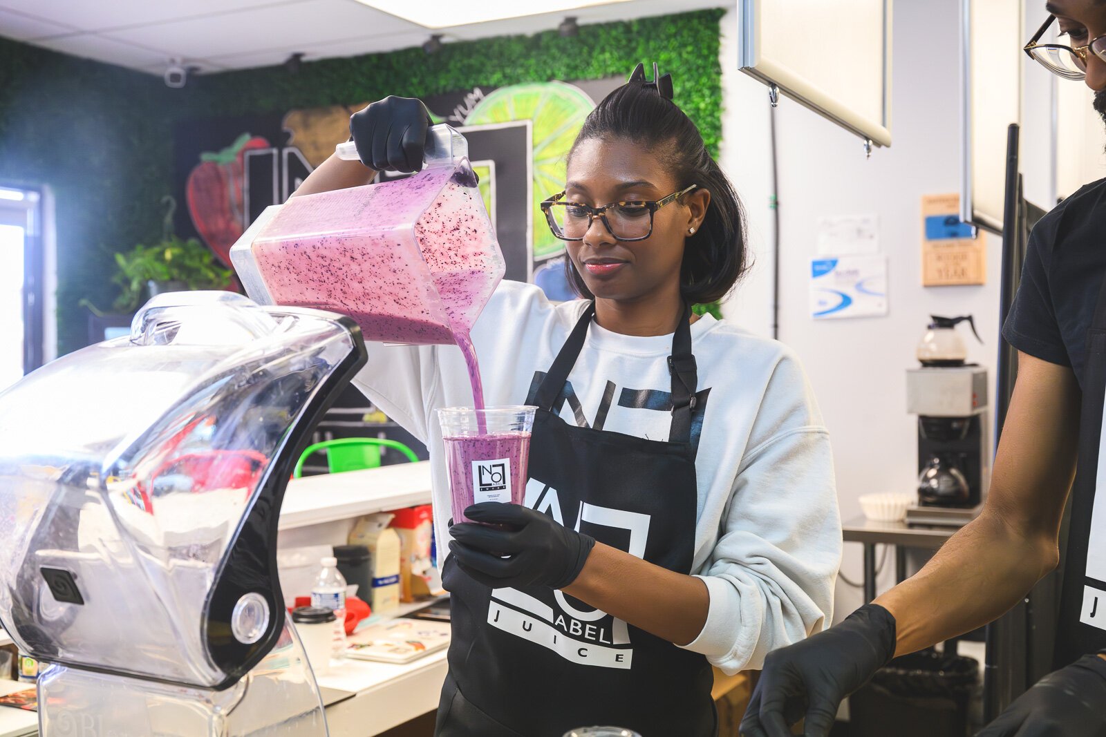 Nashi Frye preparing a smoothie at No Label Juice.