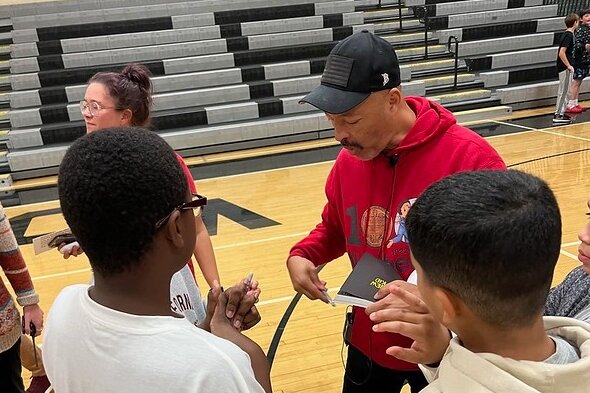 Author Jerry Craft meets with students. 