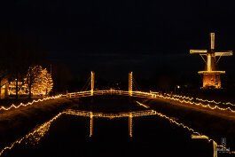 Families can enjoy the illuminated carousel, seasonal photo spots, and a chance for children to meet Sinterklaas, the Dutch predecessor of Santa Claus, on select days. 