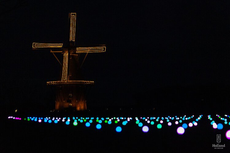 Once again, Holland’s iconic DeZwaan Windmill will be silhouetted against a blanket of lights, casting a holiday glow on Dutch-inspired attractions.