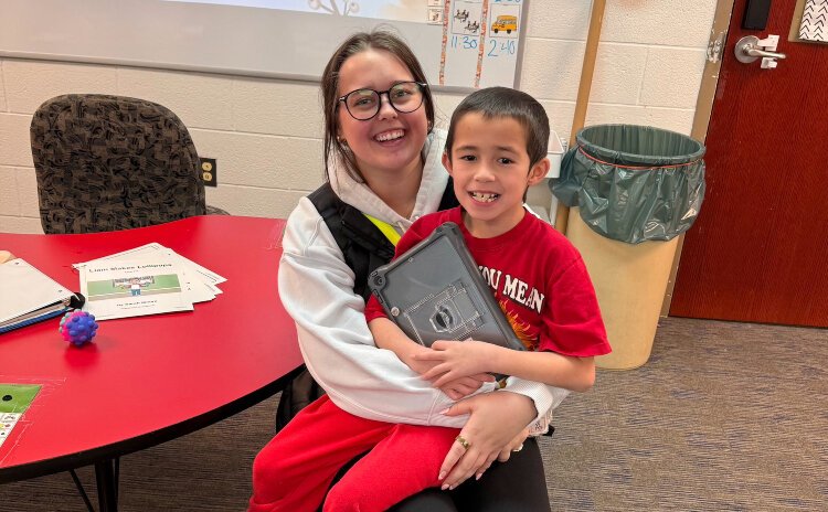 McKenzie Ohst poses with a student.