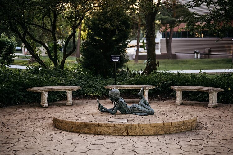 “Reading Girl” by Lesendes Mädchen in Sterling Heights.