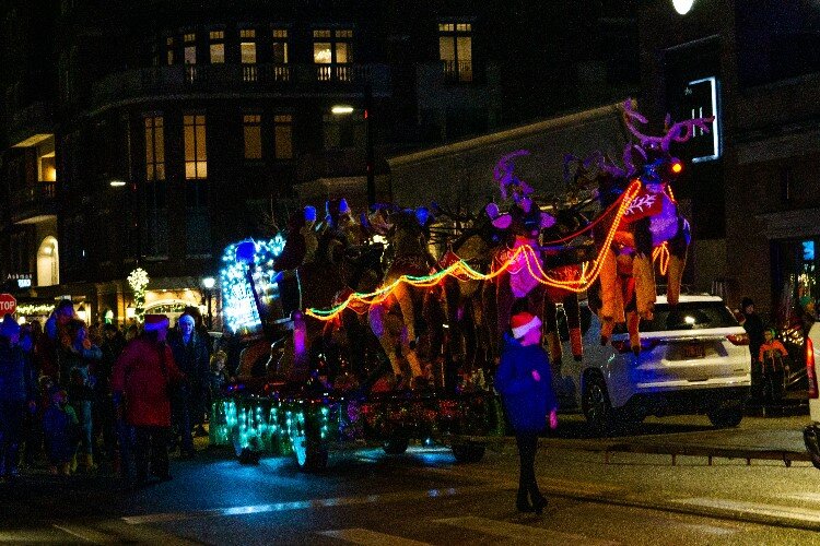 Restaurant-goers and shoppers could be seen peeking out the windows to catch a glimpse of Santa on his sleigh.