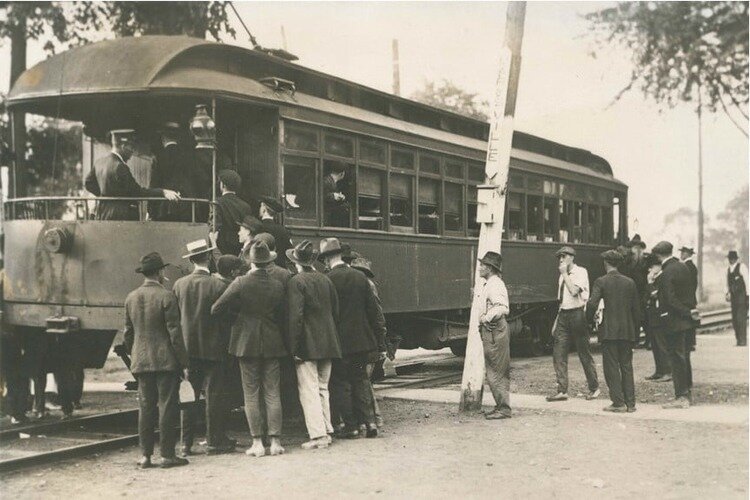 Men boarding the DUR at the Marysville station on Huron Blvd in the early 1920's.