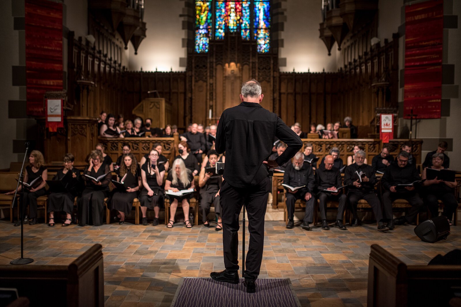 Chris Ludwa conducting the Kalamazoo Choral Arts chorus