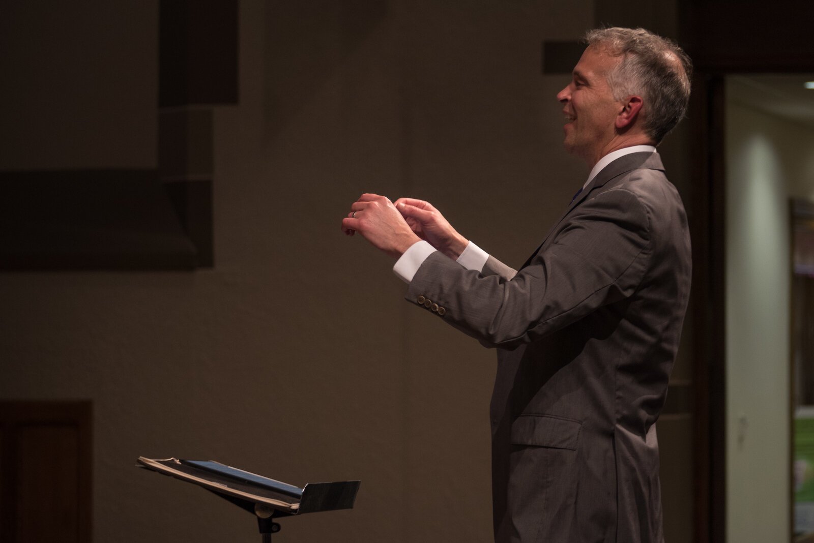 Chris Ludwa conducting the Kalamazoo Choral Arts chorus