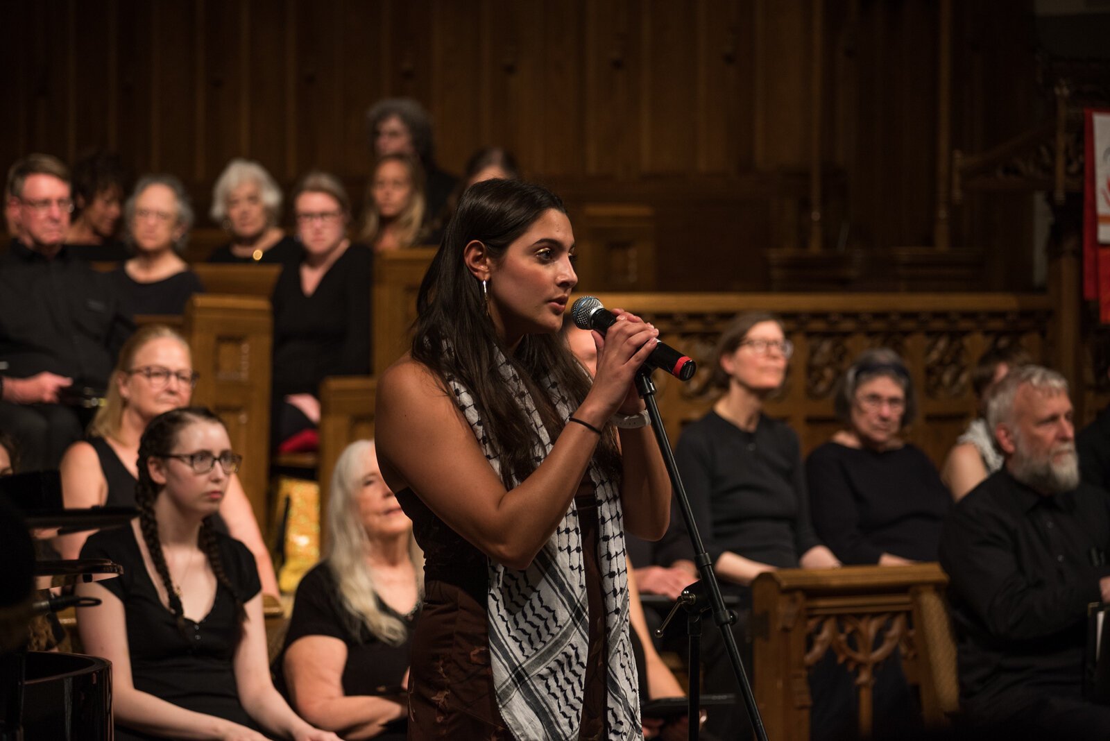 Kalamazoo College student Farah Ghazal sang “Al Kawn Janni Maak,” an Arabic version of French legend Edith Piaf’s “La Vie en Rose.”