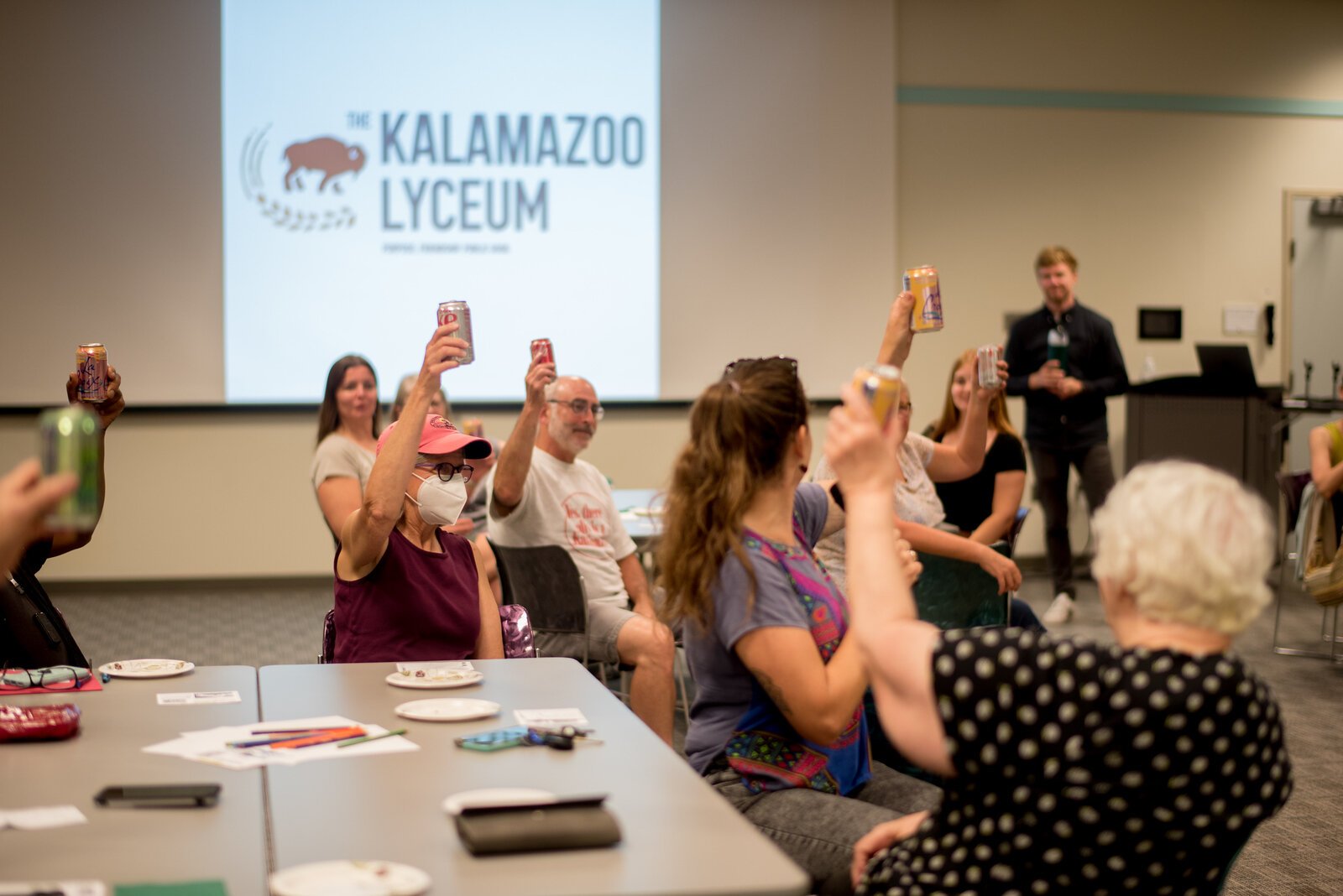 Following the discussion period, toasts were offered from each table.