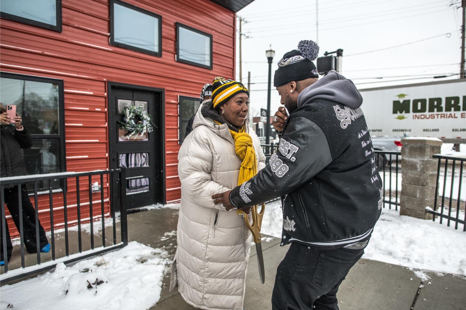 Executive Director Gwen Hooker greets James Ferguson at the Dec. 12, 2024 open house of the HOPE Thru Navigation tiny houses.