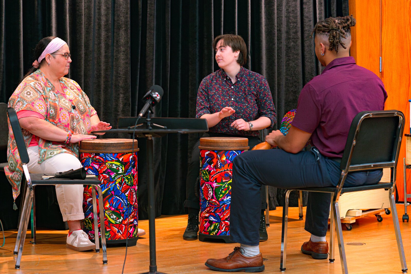 Deanna Bush, instructora en el programa de musicoterapia de la WMU, Phoebe Ryckbost y Thomas Valentine, ambos estudiantes de grado en el programa de musicoterapia de la WMU, discuten y demuestran actividades que se pueden realizar con pacientes de te