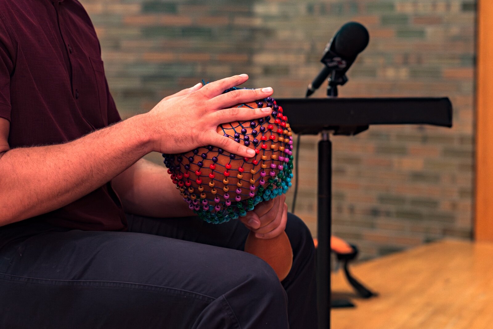 Thomas Valentine, estudiante de grado en el programa de musicoterapia de la WMU toca un shekere.