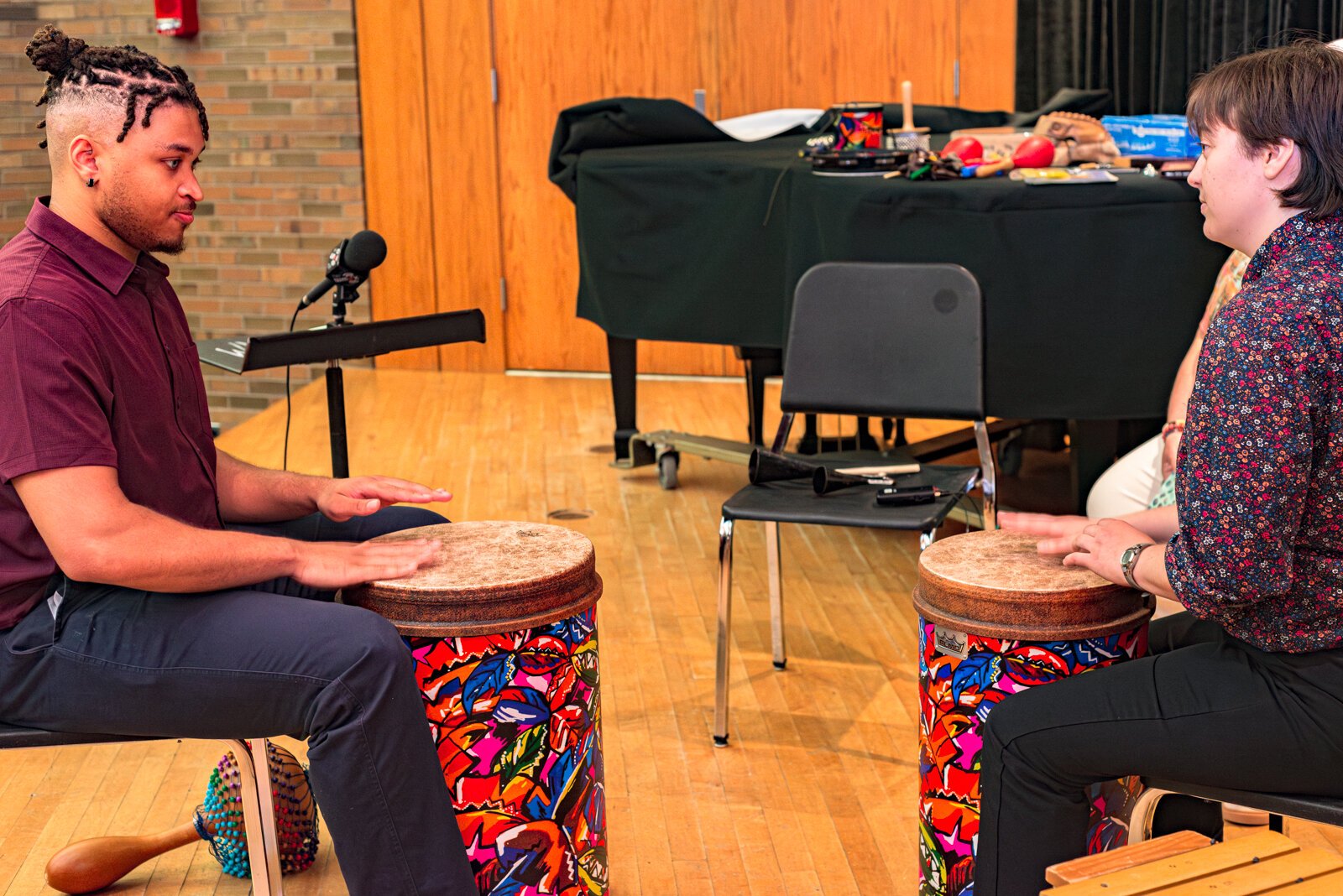 Tocar el tubano puede ayudar a los pacientes de terapia a sentirse escuchados. Phoebe Ryckbost y Thomas Valentine, estudiantes del programa de musicoterapia de la WMU, realizan una actividad de copia rítmica.