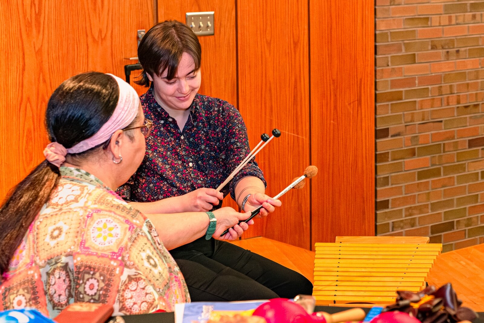 Deanna Bush, instructora del programa de musicoterapia de la WMU, y Phoebe Ryckbost, estudiante de grado del programa de musicoterapia de la WMU, tocando el xilófono.