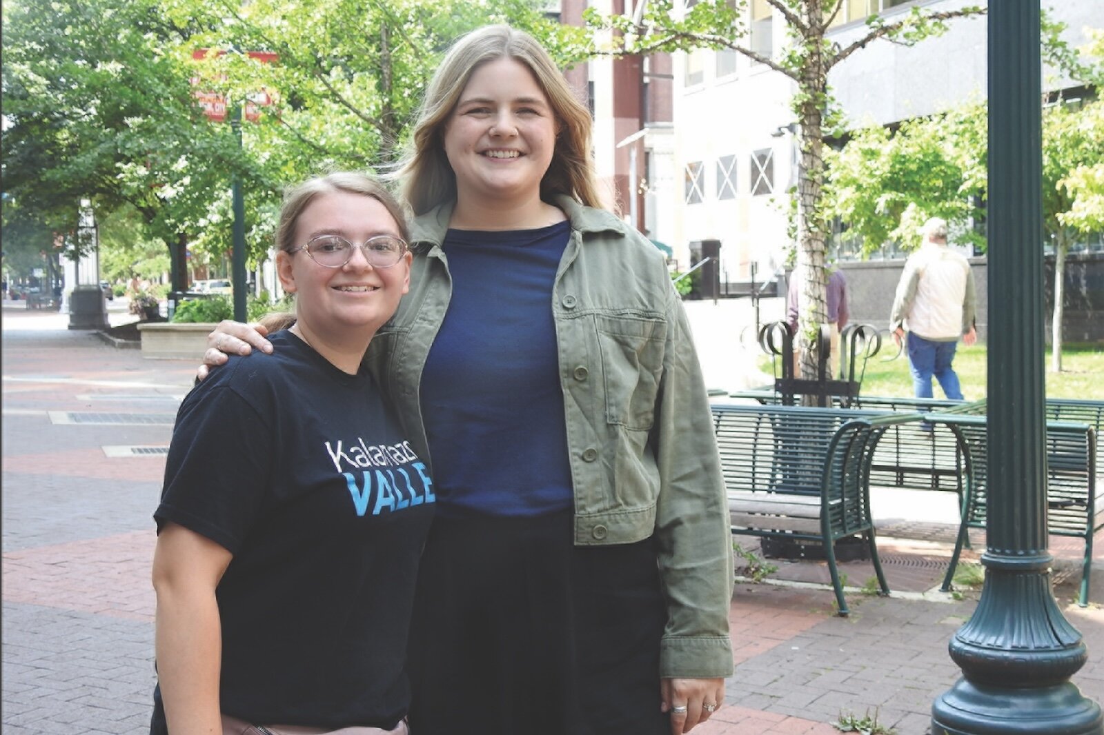 Miembro de la "Cohorte Covid," Morgan Smith, en la foto con la coordinadora del programa MyCITY, Molly Fitz Henry, recuperó su confianza y volvió a aprender habilidades sociales esenciales a través del programa de capacitación laboral de KRESA.