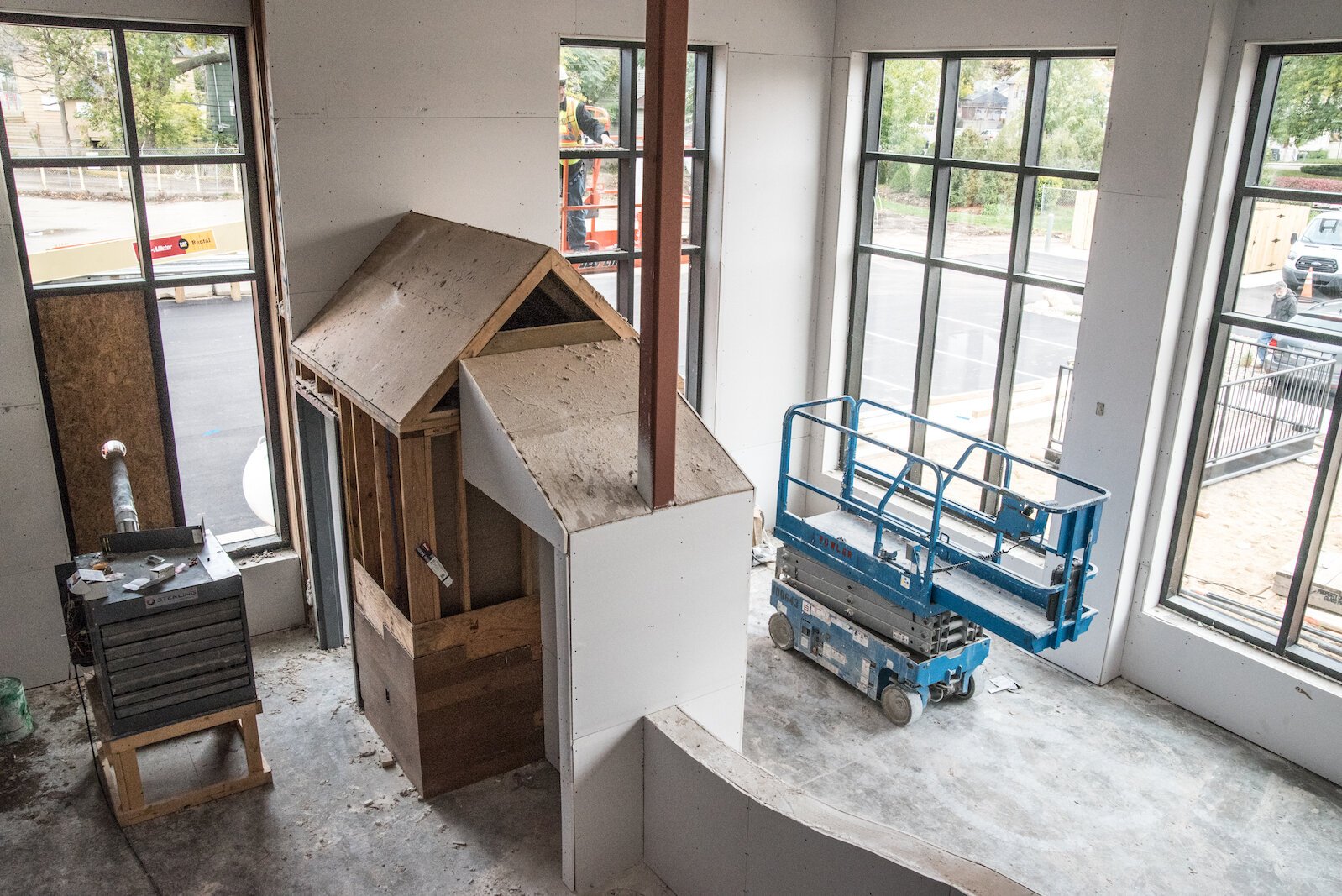 Nearly floor-to-ceiling windows take full advantage of natural light. This view of the learning center was taken from the mezzanine level of the Edison Children’s Center.