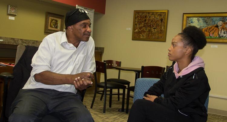  Charles Hannah (Participatory Defense) advises client Desiree Yancy.