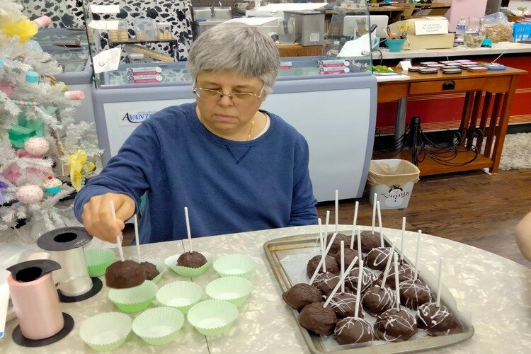 Patrisha Pledger decorating cake pops.