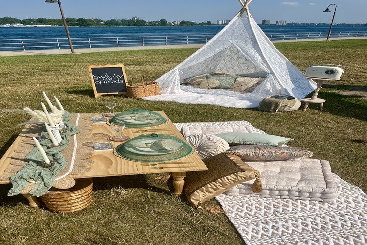 Swanky Spreads outdoor picnic setup.