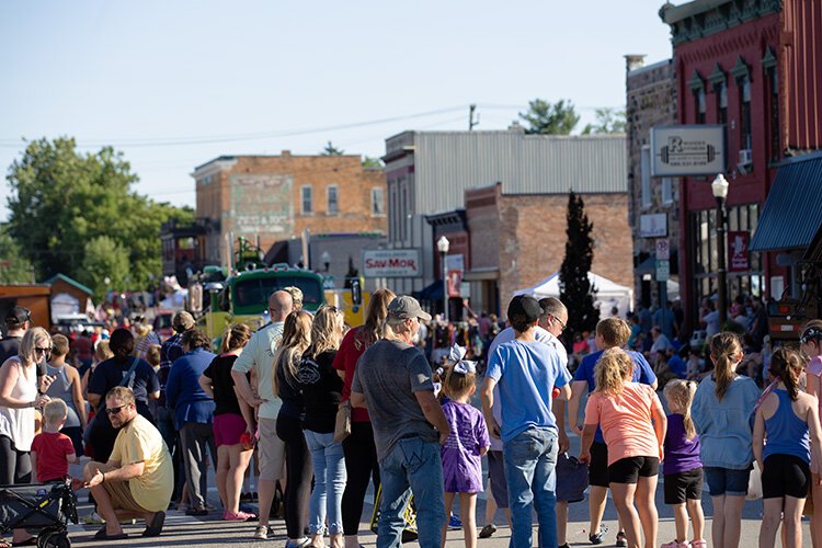 A crowd gathers to watch the Big Bologna Parade as it travels through downtown during the Yale Bologna Festival.